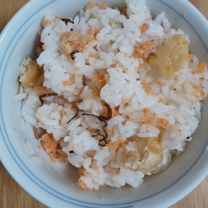 油揚げと塩昆布鮭の混ぜご飯